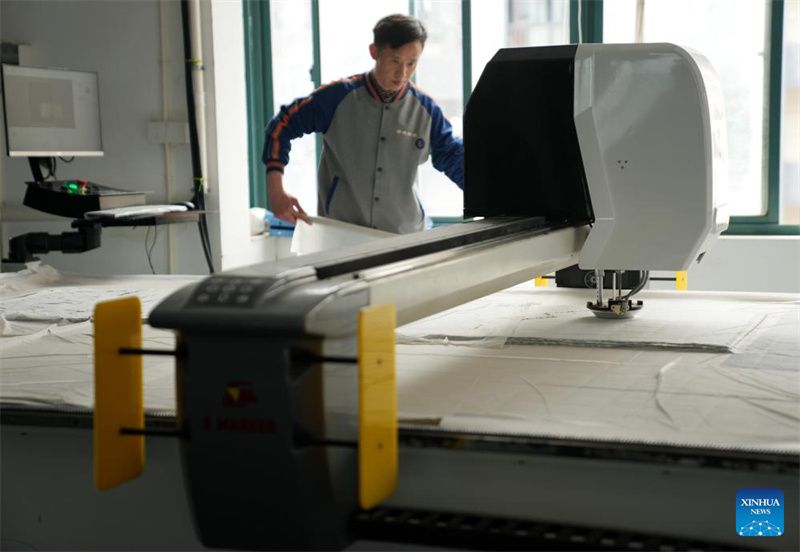 Zhejiang : l'industrie du vêtement pour enfants est en plein essor à Zhili