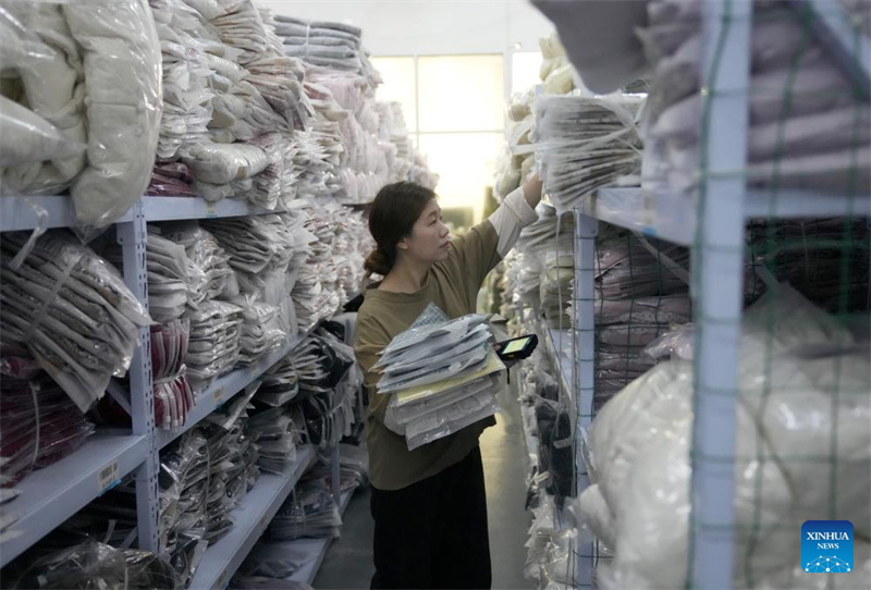 Zhejiang : l'industrie du vêtement pour enfants est en plein essor à Zhili