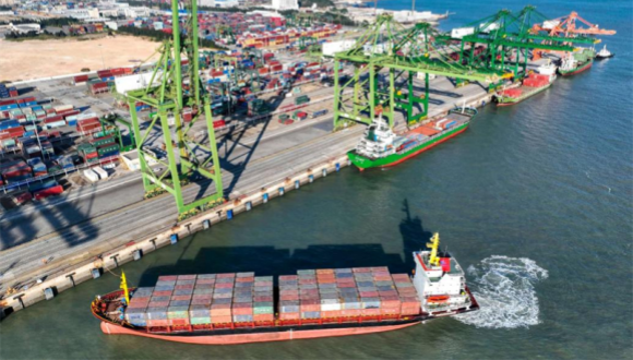 Comment la plateforme « Silk Road Maritime » contribue au développement intégré des ports, du transport maritime et du commerce                    La route à conteneurs unique avec le temps de navigation le plus court partant de la province du Fujian (sud-est de la Chine) vers les pays d'Amérique latine a été lancée et les délais ont été améliorés de plus de 7 jours. 