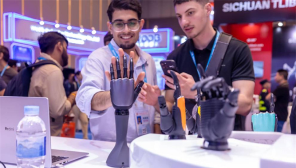 Comment l'innovation alimente la dynamique manufacturière de la Chine                    Un moment émouvant survenu lors de la 139e édition de la Foire d'importation et d'exportation de Chine — plus connue sous le nom de Foire de Canton — est récemment devenu viral sur les réseaux sociaux, tant en Chine qu'à l'étranger. 