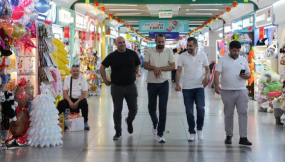 Zhejiang : à l'approche de la Coupe du monde, Yiwu voit les commandes affluer                    Co-organisée par les États-Unis, le Canada et le Mexique, la Coupe du Monde de la FIFA 2026 approche à grands pas. À Yiwu, dans la province du Zhejiang (est de la Chine) – souvent surnommée le « supermarché du monde » – les fabricants sont déjà occupés à répondre aux commandes de produits sur le thème de la Coupe du monde, soutenus par les réseaux efficaces de production et de logistique de la ville.