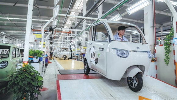 Jiangsu : les tricycles électriques de Xuzhou connaissent une popularité croissante à l'étranger                    Ces derniers mois, alors que les inquiétudes concernant les coûts du carburant et la sécurité énergétique augmentent à l'échelle mondiale, les tricycles électriques chinois, largement utilisés pour transporter des personnes et des marchandises, ont connu une augmentation de la demande sur les marchés étrangers.