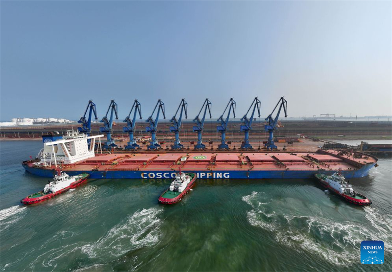 Tianjin : le vraquier CSB Glory de COSCO Shipping établit un nouveau record de tirant d'eau