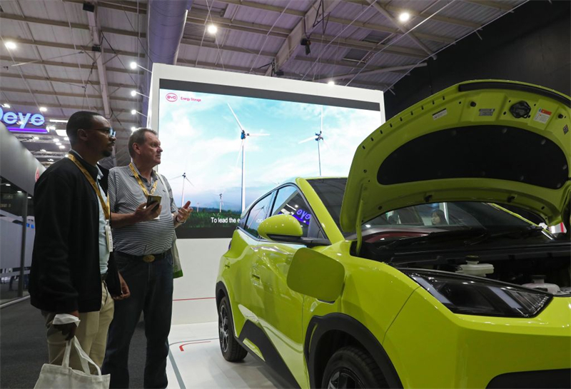 Des visiteurs découvrent un véhicule BYD lors du Solar and Storage Live Africa 2026 à Johannesburg, en Afrique du Sud, le 25 mars 2026. (Chen Wei/Xinhua)