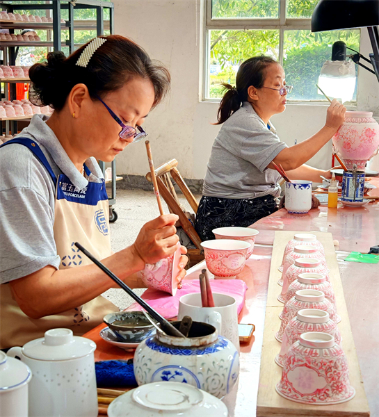 Jiangxi : Jingdezhen, capitale de la porcelaine millénaire, attire toujours de nombreux artistes chinois et étrangers