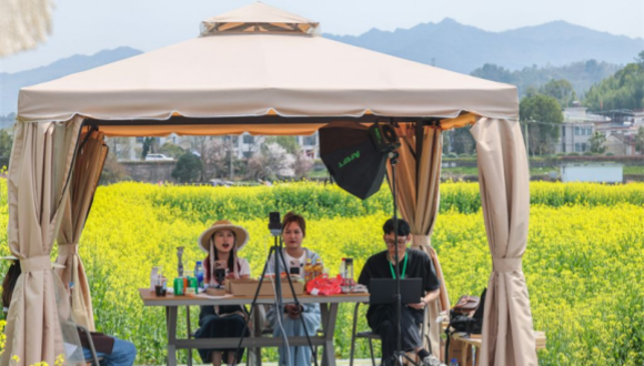 Au-delà du streaming en direct, les clics peuvent-ils se transformer en carrières durables pour la jeunesse chinoise ?                    Lorsque les spectateurs de ses vidéos demandent quel produit correspond le mieux à leurs besoins, Ge Xinrui doit traduire les spécifications techniques en un langage qu'ils peuvent comprendre et utiliser. 