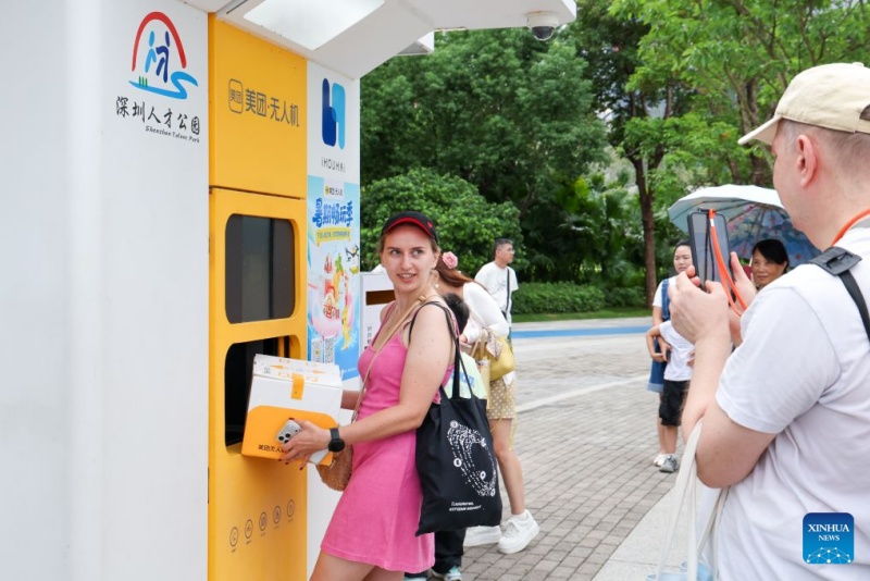 Les touristes étrangers voyagent sur le thème de la technologie à Shenzhen