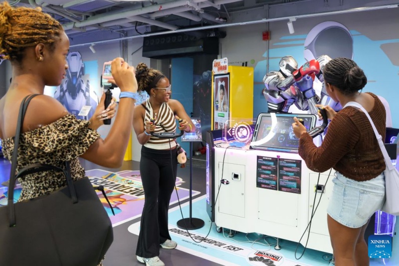 Les touristes étrangers voyagent sur le thème de la technologie à Shenzhen
