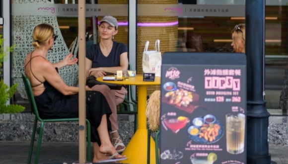 L'afflux de touristes étrangers révèle la nouvelle tendance du « China Cool »                    Tandis que des pics de chaleur extrême frappent de nombreuses régions du monde, des voyageurs étrangers débarquent en Chine à la recherche du « coolcation » (des vacances au frais). Ce phénomène a donné naissance à une nouvelle tendance sur les réseaux sociaux : « China Cool ».