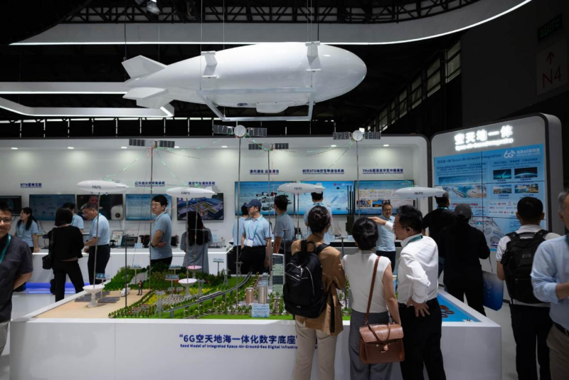 Des visiteurs parcourent l'espace d'exposition dédié à l'écosystème industriel de la 6G lors du MWC Shanghai 2026, le 24 juin 2026. (Photo / Wang Gang)
