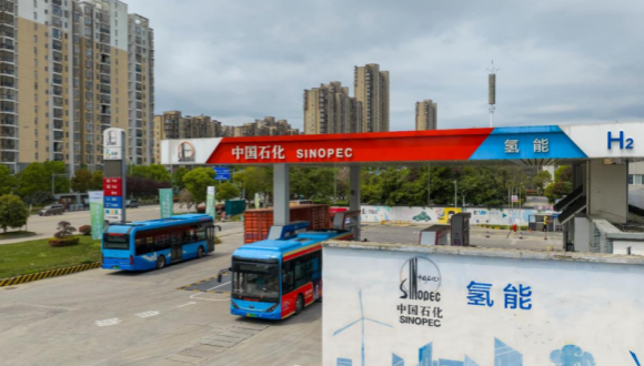 L'industrie chinoise de l'énergie hydrogène entre dans une nouvelle phase de développement commercial à grande échelle                    À Kuqa, dans la région autonome ouïgoure du Xinjiang (nord-ouest de la Chine), une vaste étendue de panneaux photovoltaïques scintille au cœur du désert de Gobi. L'« électricité verte » ainsi produite est acheminée vers une usine de production d'hydrogène située à plus de 20 kilomètres de là...
