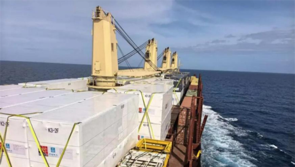 Pourquoi les « maisons préfabriquées » chinoises connaissent-elles une envolée mondiale des commandes ?                    Dans le port de Dongguan, dans la province du Guangdong (sud de la Chine), des « colis express géants » sont hissés à bord d'immenses navires de haute mer. Vus de loin, ces colis ressemblent à des conteneurs maritimes standard, mais de près, chaque unité se révèle en fait être une maison complète. 