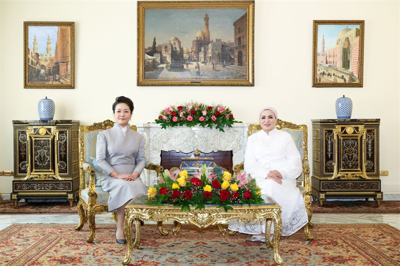 Peng Liyuan discute autour d'un thé et visite une exposition avec l'épouse du président égyptien