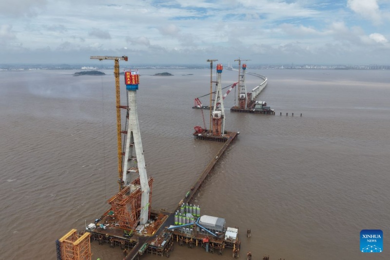 Zhejiang : les sept pylônes principaux du pont ferroviaire transmaritime de la baie de Hangzhou achevés