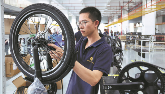 Les e-bikes chinois redéfinissent la mobilité urbaine mondiale                    « Le meilleur truc avec un e-bike (vélo électrique), c'est qu'on dépasse tout le monde », a déclaré un testeur de DYU, une marque d'e-bike basée à Shenzhen, dans la province du Guangdong (sud de la Chine).
