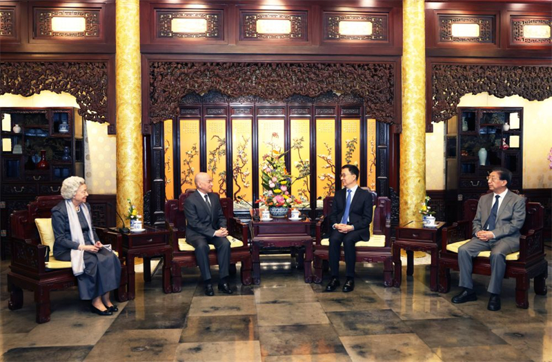 Le vice-président chinois rencontre le roi et la reine mère du Cambodge