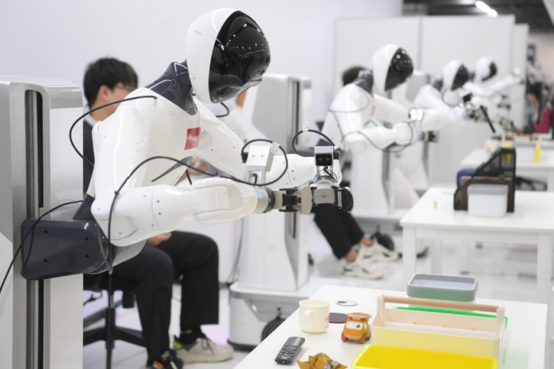 Des employés recueillent des données dans divers contextes opérationnels dans un centre de collecte et de formation de données pour robots dotés d'intelligence artificielle, à Suqian, dans la province du Jiangsu (est de la Chine). (Photo/Wang Shuaifu)