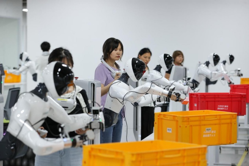 Des ingénieurs en collecte de données entraînent des robots chez Damon Technology, une entreprise consacrée à la R&D et à l’application de technologies logistiques intelligentes à Huzhou, dans la province du Zhejiang (est de la Chine). (Photo/He Weiwei)