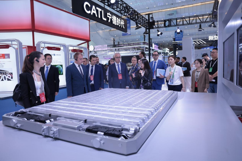 Des hommes d'affaires étrangers visitent l'Exposition 2026 sur l'écosystème des applications de batteries de puissance, organisée à Yibin, dans la province du Sichuan (sud-ouest de la Chine), afin de découvrir des batteries à recharge ultra-rapide destinées aux véhicules à énergies nouvelles, le 3 septembre 2026. (Photo/Lan Feng)