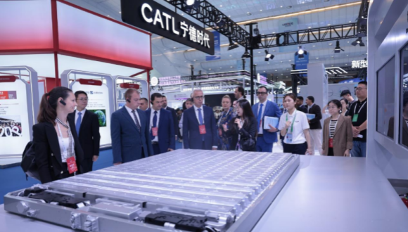 Comment la Chine fait de ses millions de véhicules électriques un soutien du réseau électrique                    Une révolution énergétique, axée sur le remplacement des combustibles fossiles par des énergies renouvelables et des véhicules thermiques par des véhicules électriques, est actuellement en cours à l'échelle mondiale.  