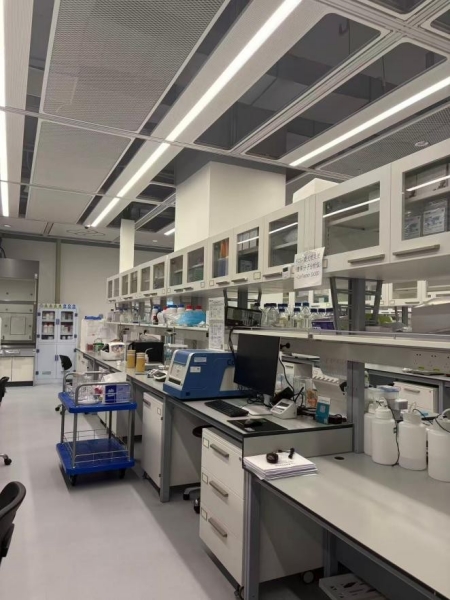 Photo d'une partie du laboratoire de l'Académie des sciences médicales de Shenzhen, située dans le district de Guangming. (RAKOTONIRINA ZO LALAINA/Le Quotidien du Peuple en ligne)